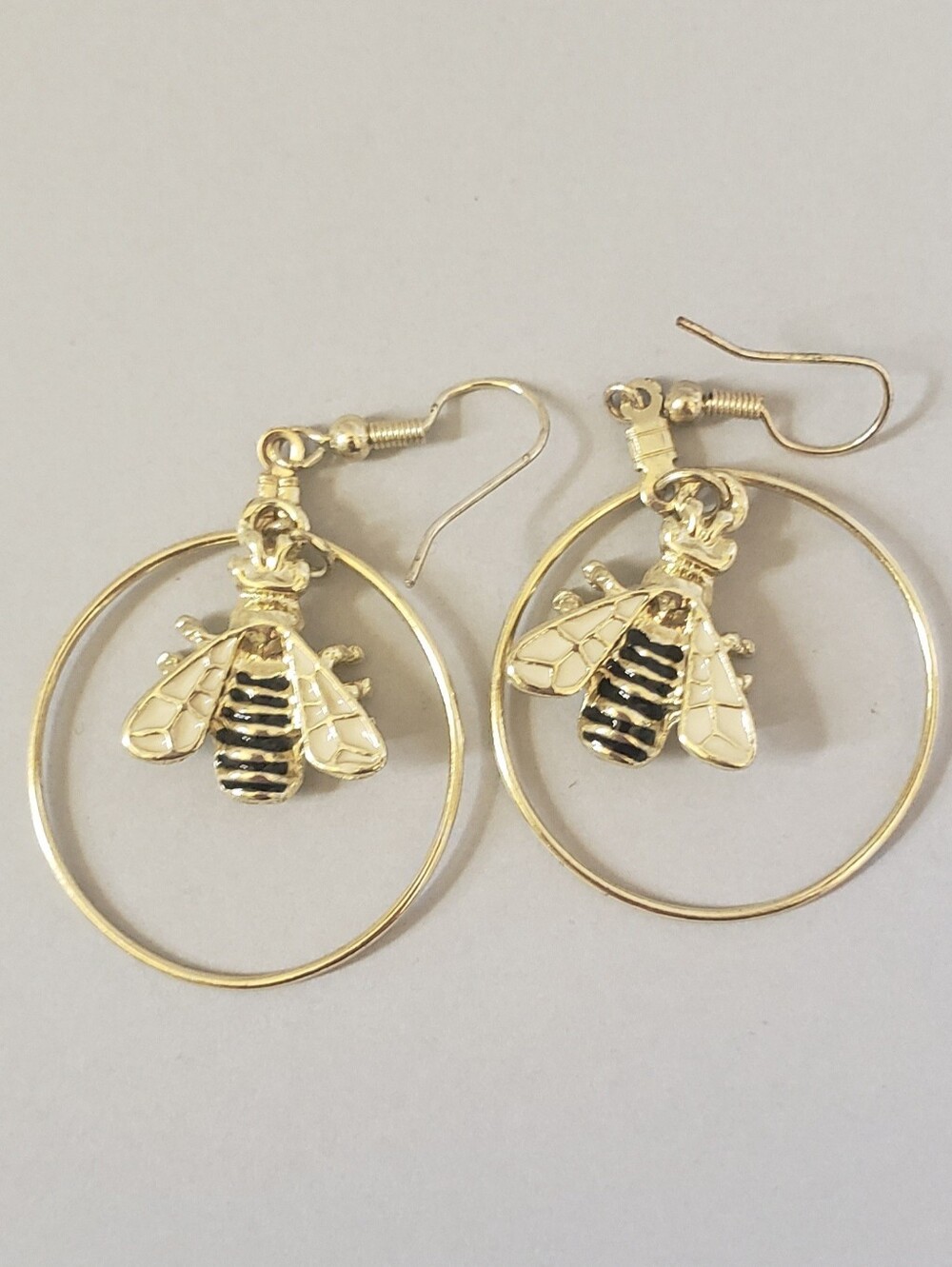 5/$25 NWOT Bee Dangle Earrings